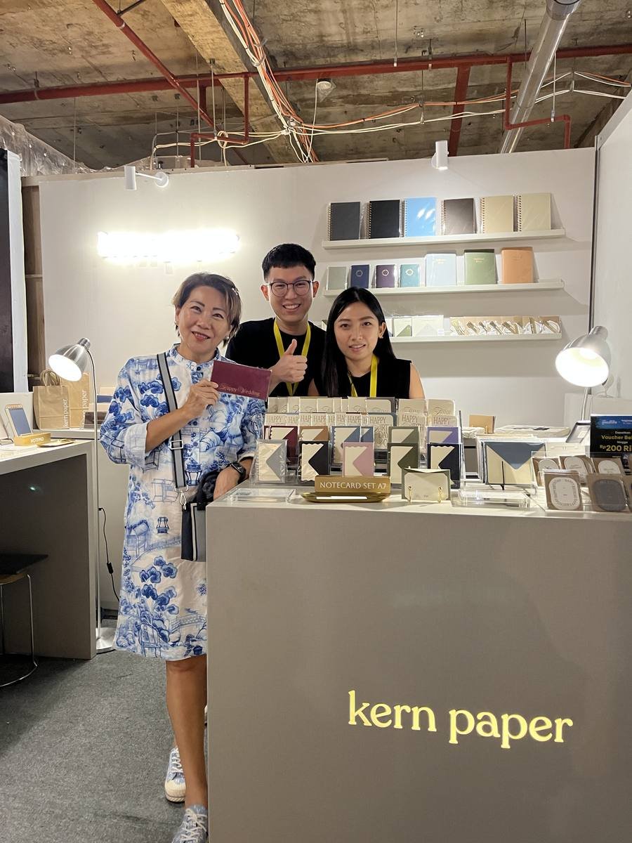Berfoto di stan Kern Paper sambil memegang kartu ucapan