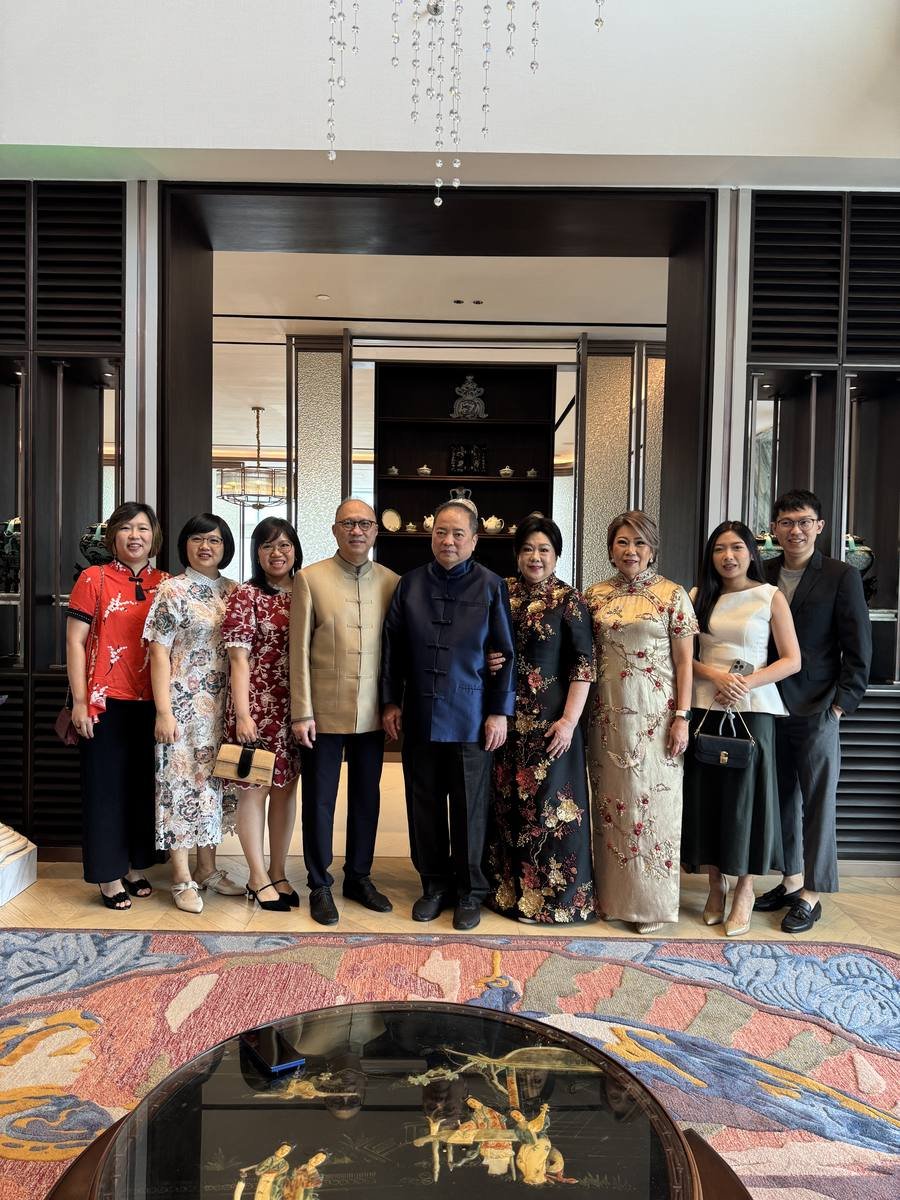 Foto keluarga besar di hari pertunangan Joshua