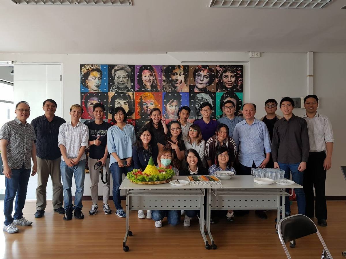 Foto bersama satu kantor dengan tumpeng