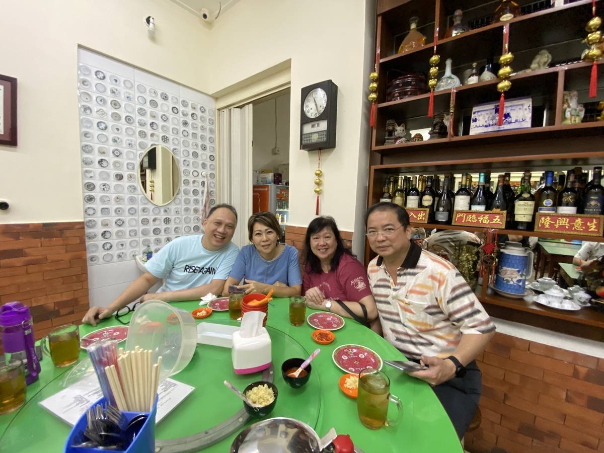 Empat orang duduk mengelilingi meja makan